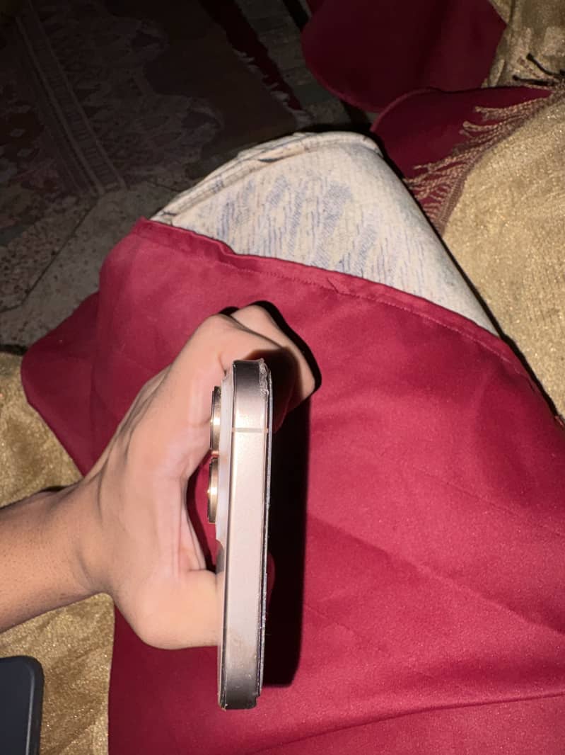 Apple iPhone 16 Pro Max 4