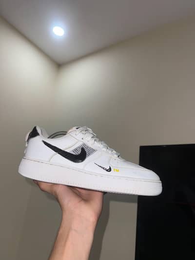 NIKE AIR FORCE 1 LV8 UK 7 EUR 41/42