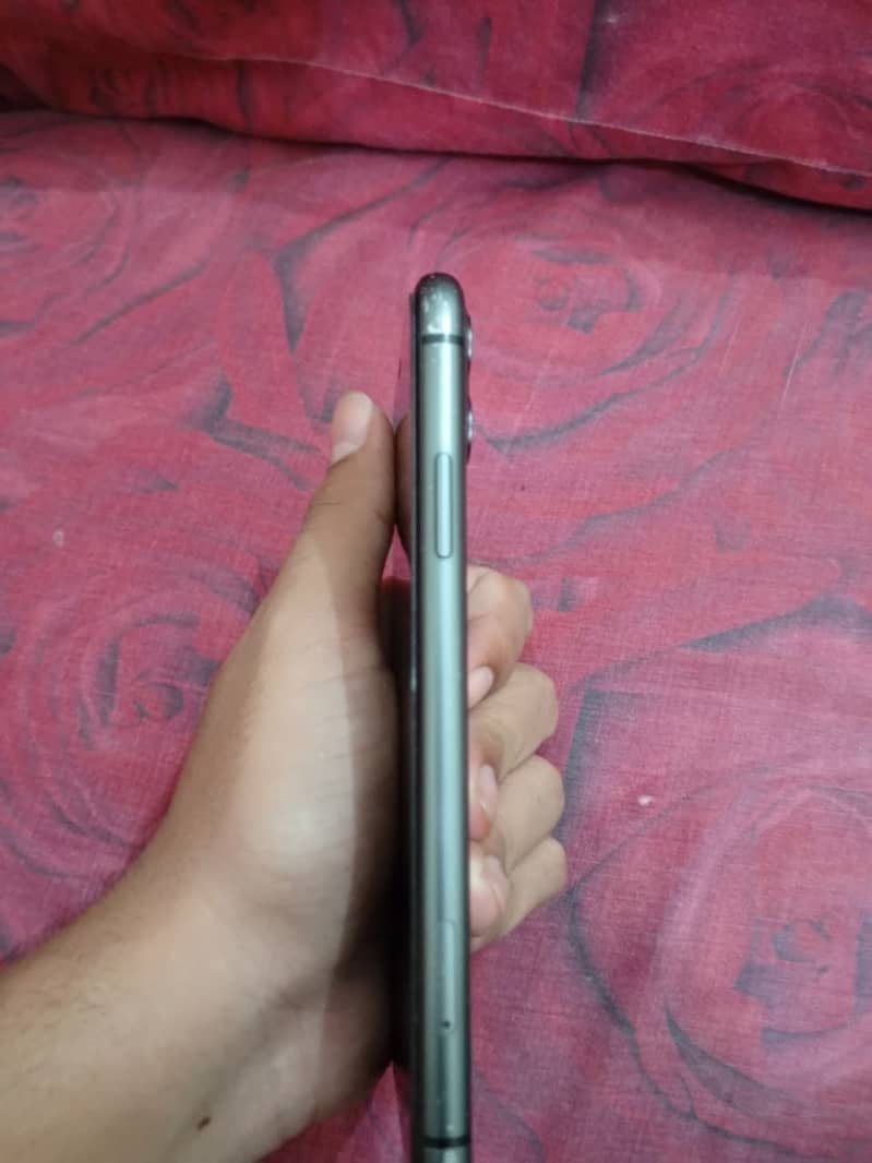 Apple iPhone 11 4