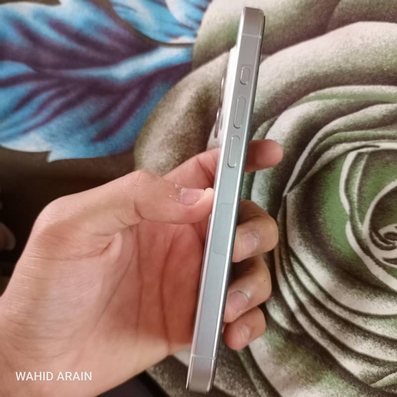 Apple iPhone 15 Pro 3