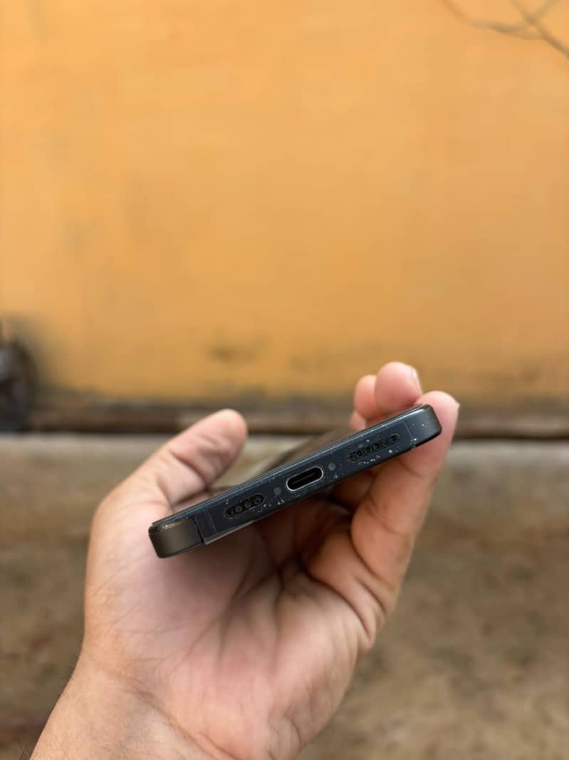 Apple iPhone 16 Pro Max 4
