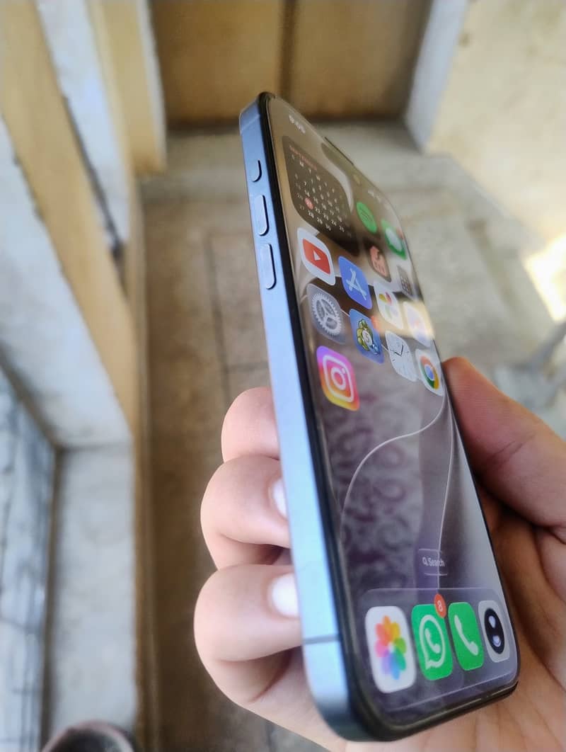 Apple iPhone 15 Pro 4