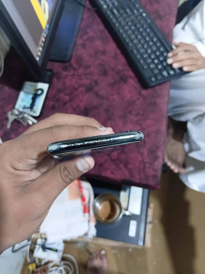 Apple iPhone X mini 3