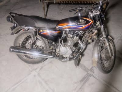 urgent sell motorcycleSath ma whistler or genuine silencer bi Mila ga.