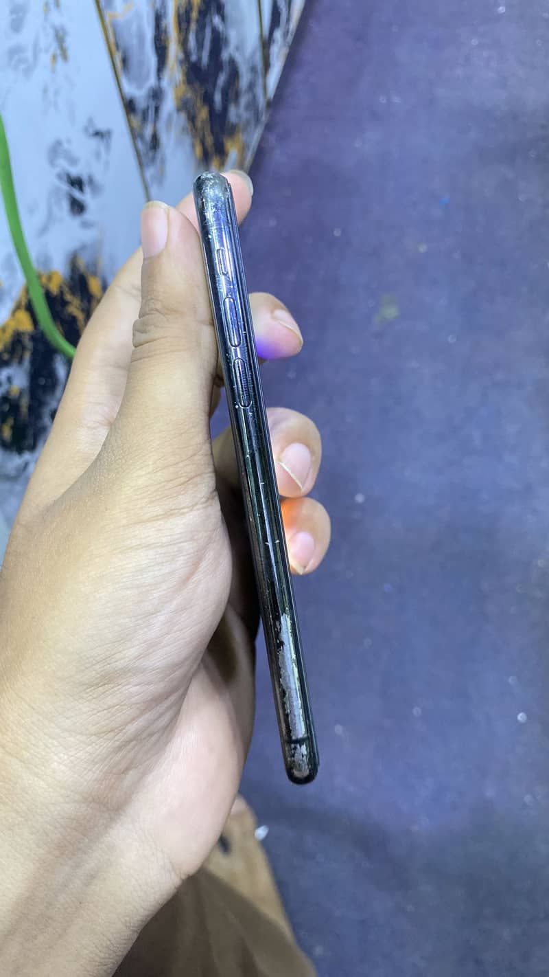 Apple iPhone X 4