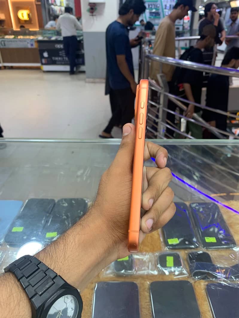 Apple iPhone 17 Pro Max 4