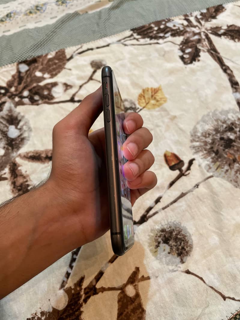 Apple iPhone 11 4