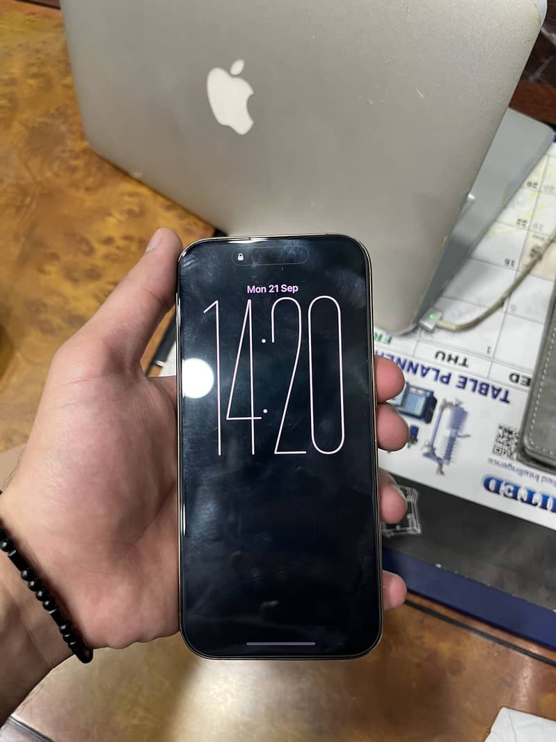 Apple iPhone 16 Pro 1