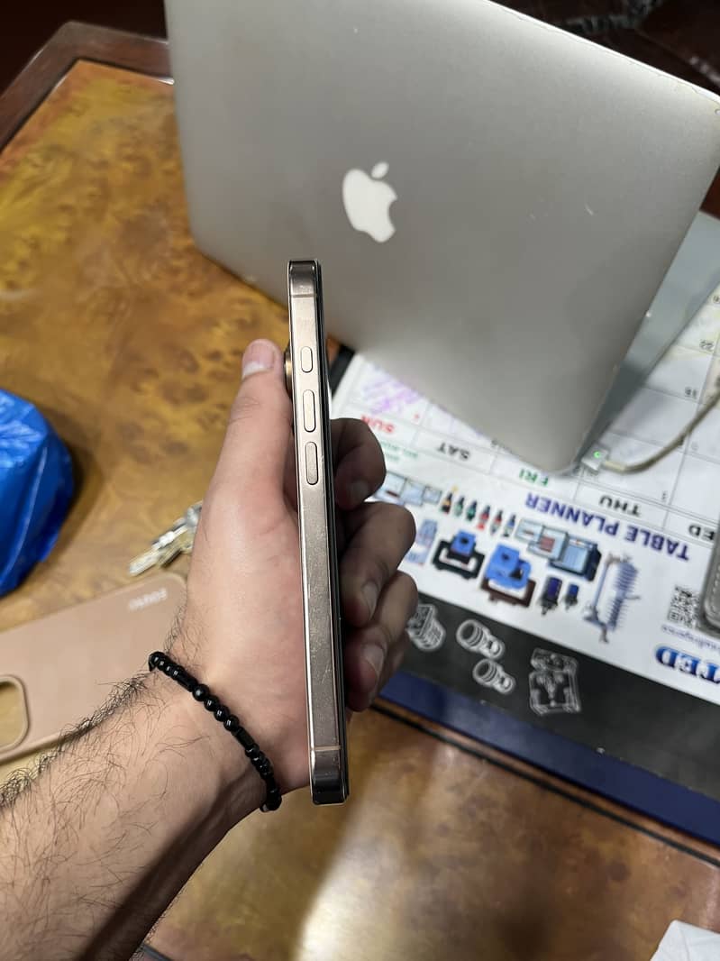 Apple iPhone 16 Pro 2