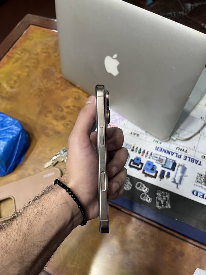 Apple iPhone 16 Pro 4