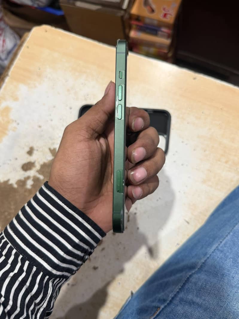Apple iPhone 13 2