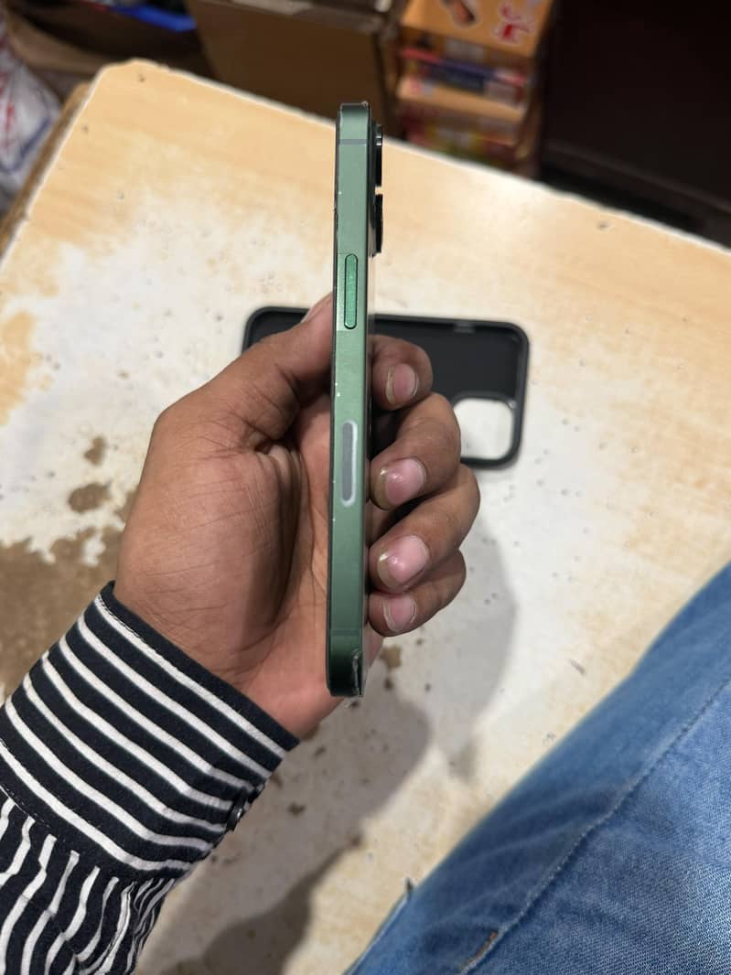 Apple iPhone 13 3