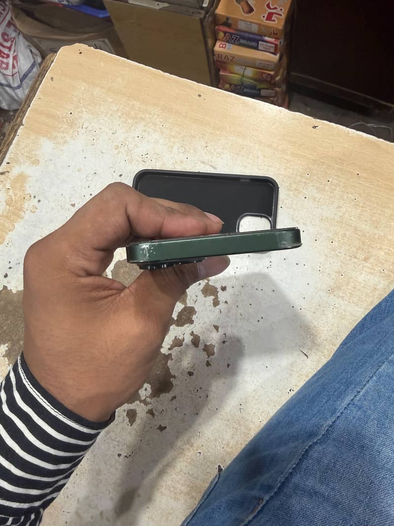 Apple iPhone 13 4