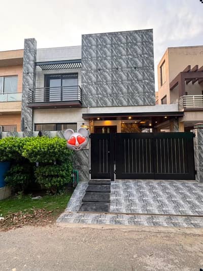8 Marla House Available for Rent in DHA 9 Town, Lahore: A Comfortable, Well-Planned Home in an Ideal Location.