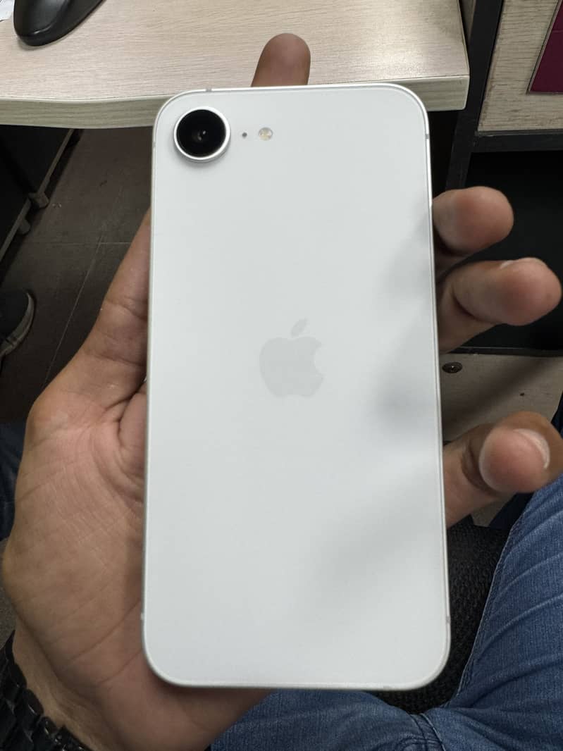 Apple iPhone 16e 2
