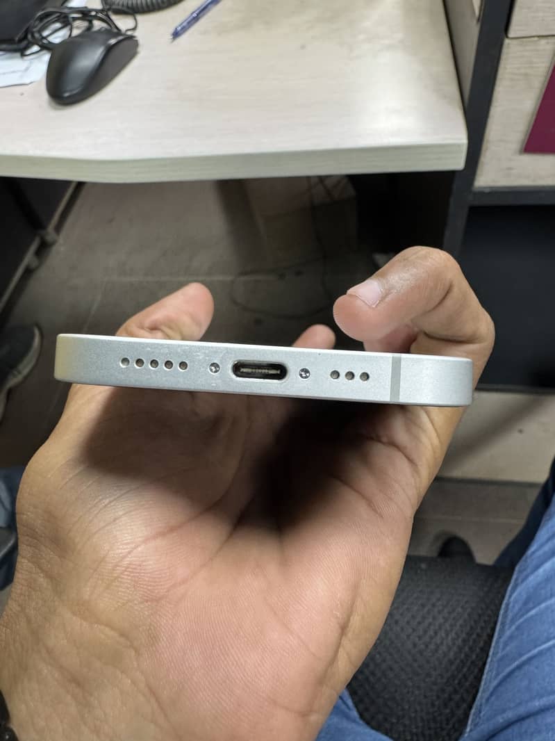 Apple iPhone 16e 5