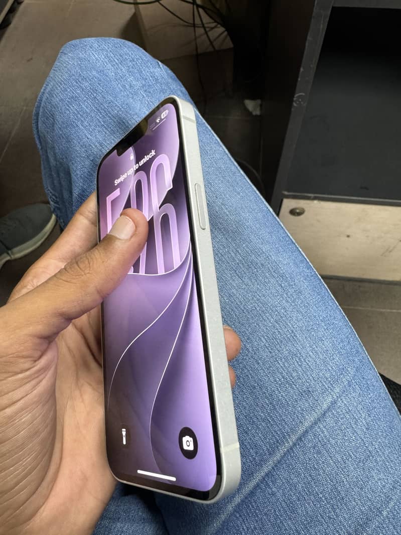 Apple iPhone 16e 7