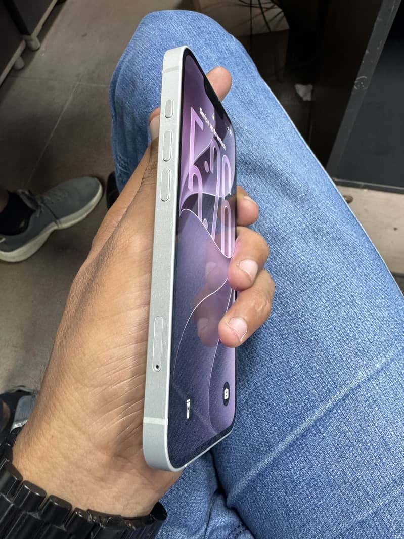 Apple iPhone 16e 8