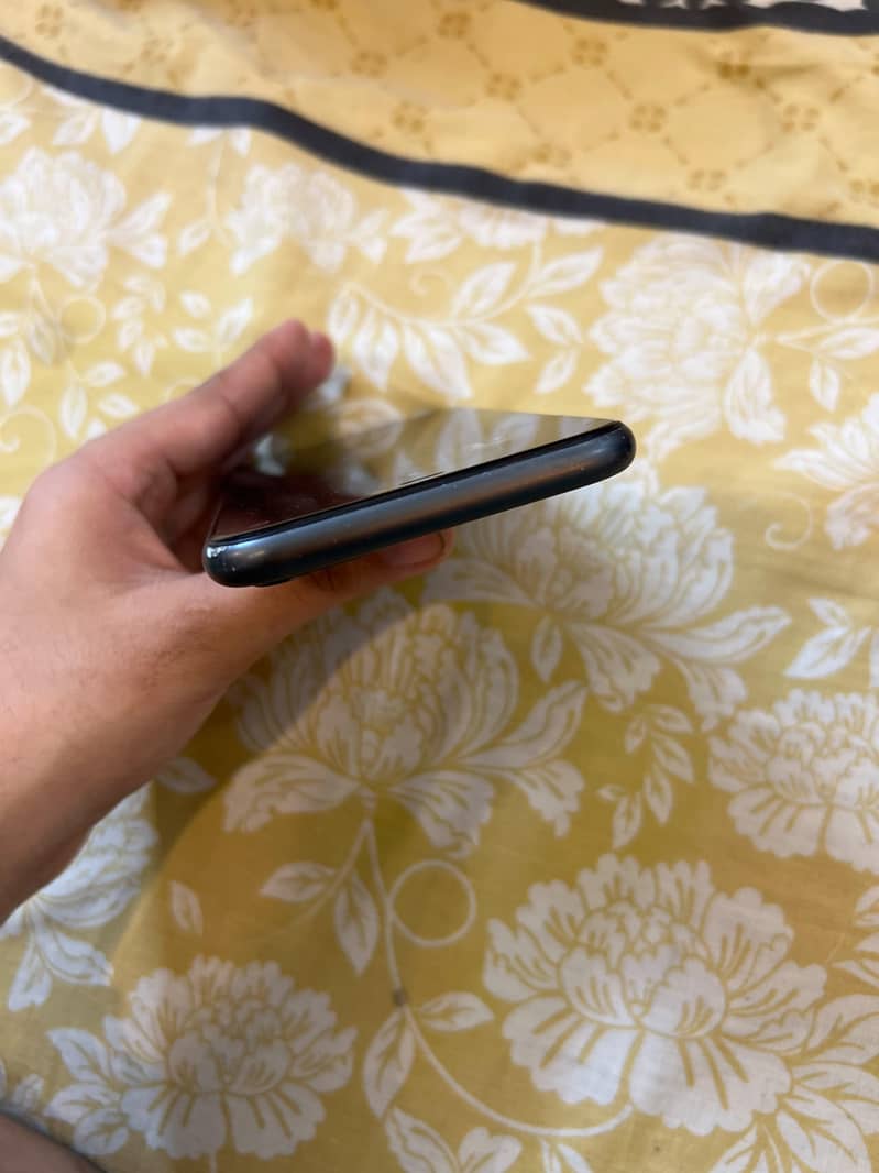 Apple iPhone 11 4
