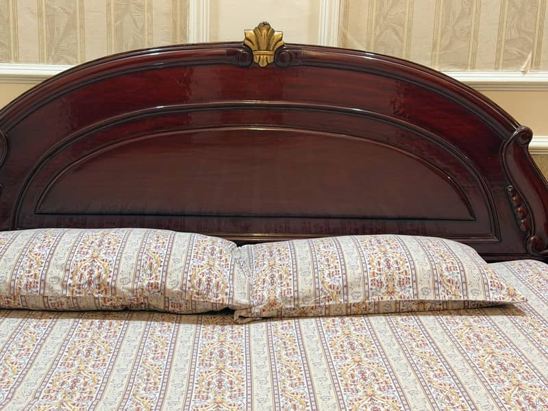 Queen side bed and side table 0