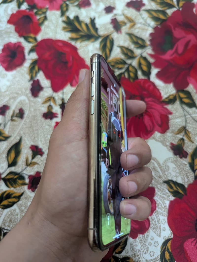 Apple iPhone 11 Pro 4