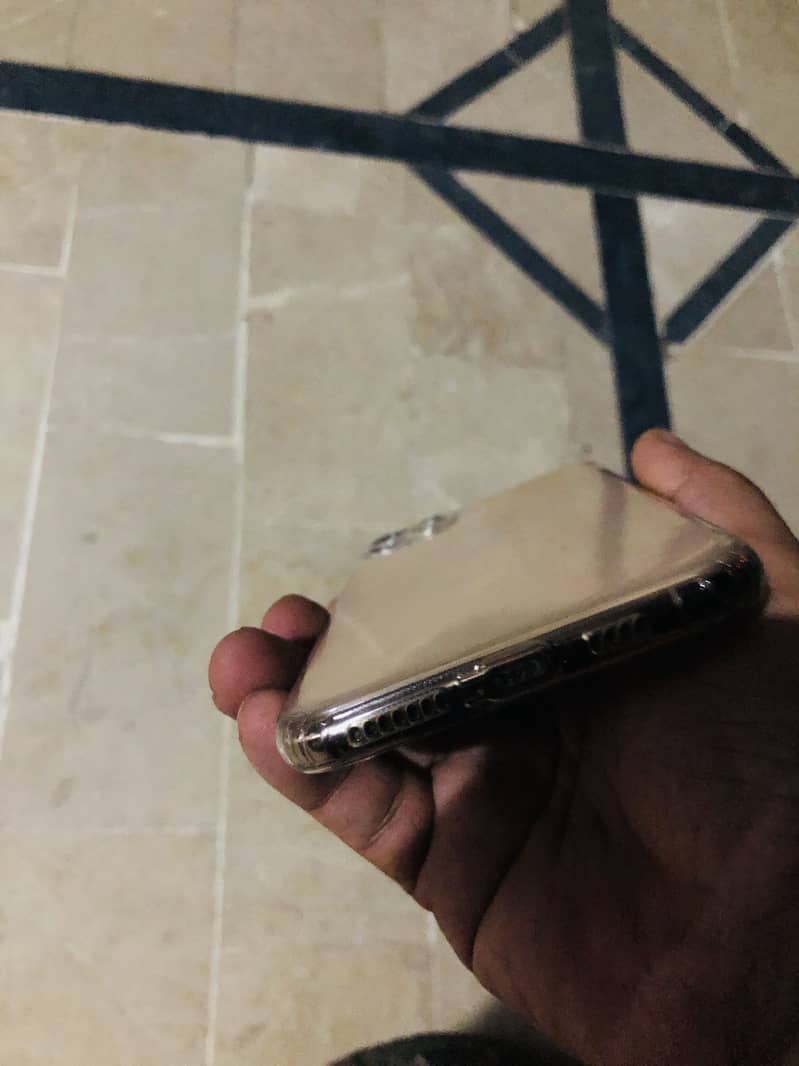 Apple iPhone 11 Pro Max 2