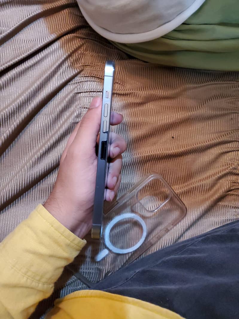 Apple iPhone 13 Pro Max 2