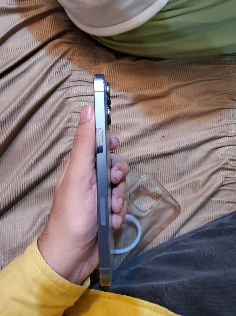 Apple iPhone 13 Pro Max 4