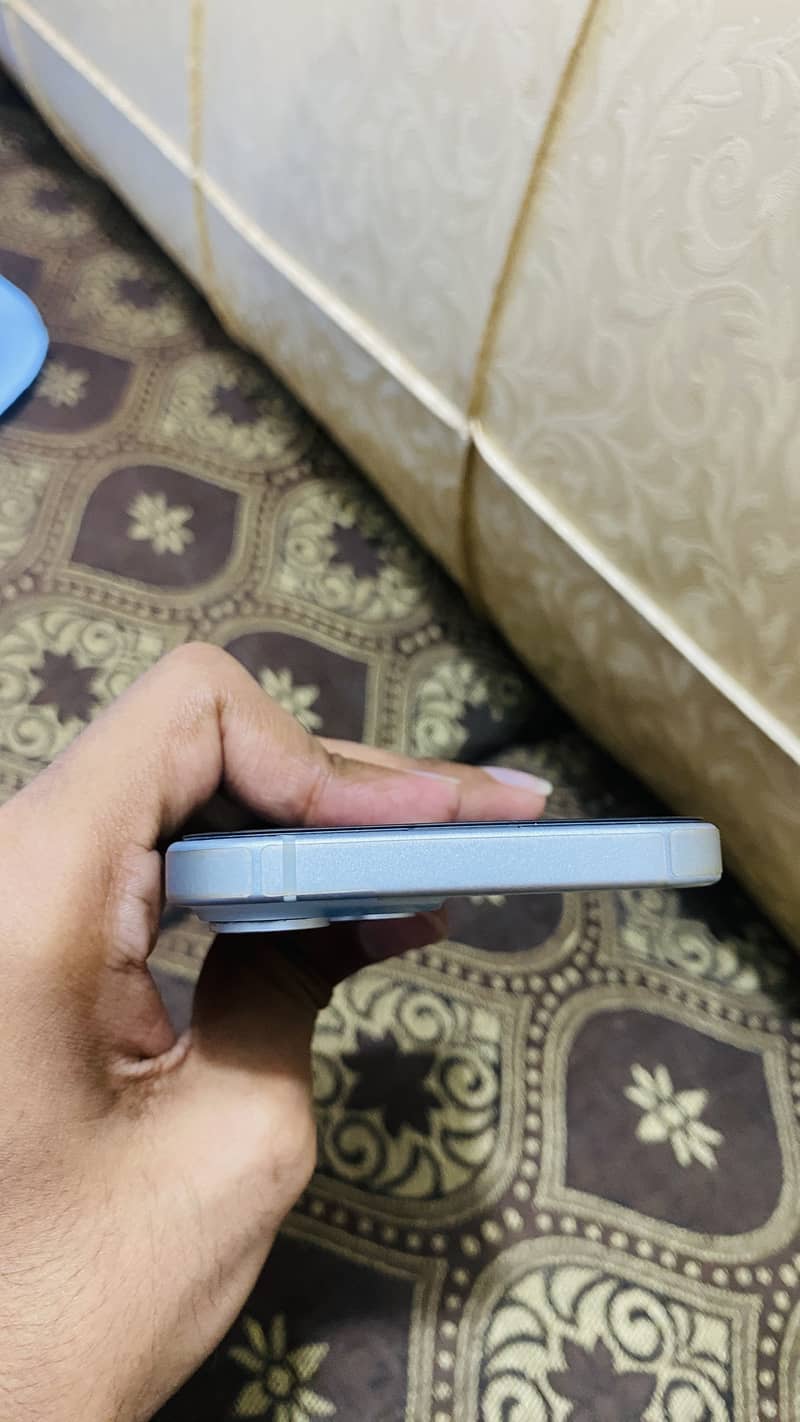 Apple iPhone 15 4