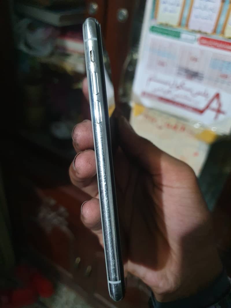 Apple iPhone X 4