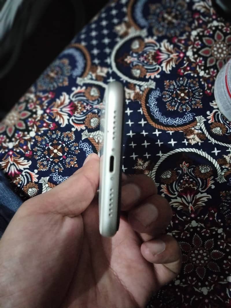 Apple iPhone 11 4