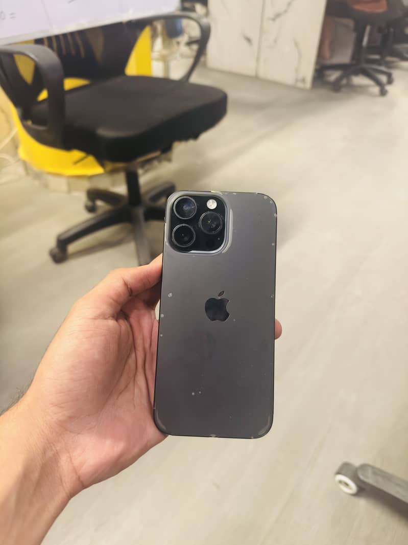 iPhone 16 Pro Max 1