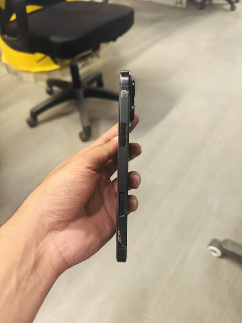 iPhone 16 Pro Max 2