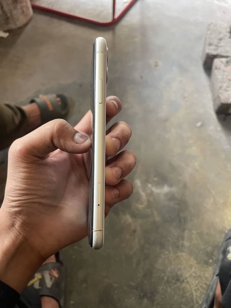 Apple iPhone 11 4