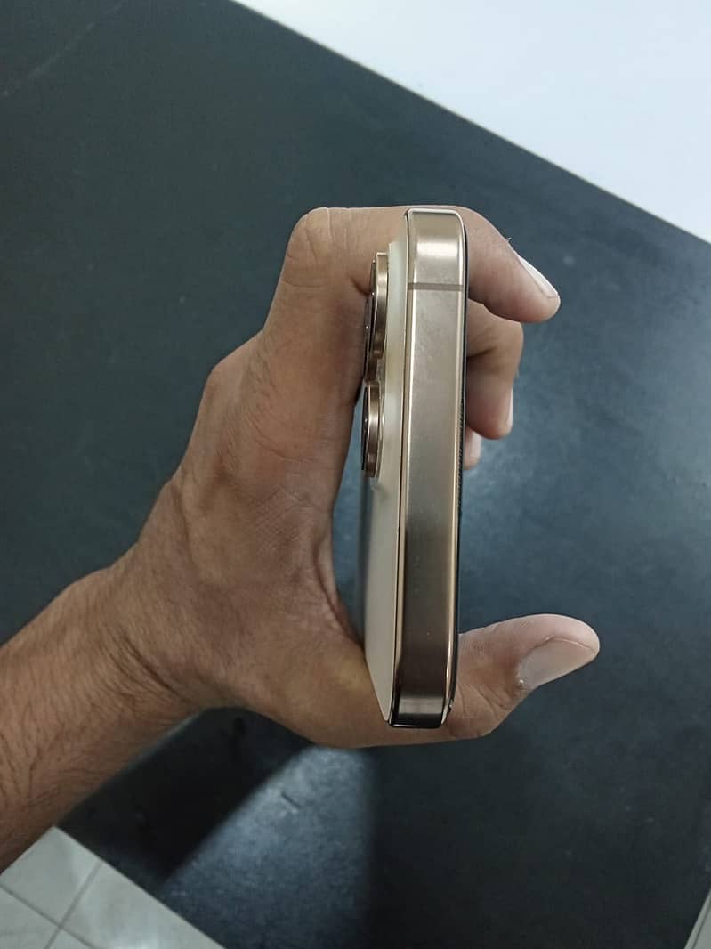 Apple iPhone 16 Pro Max 3