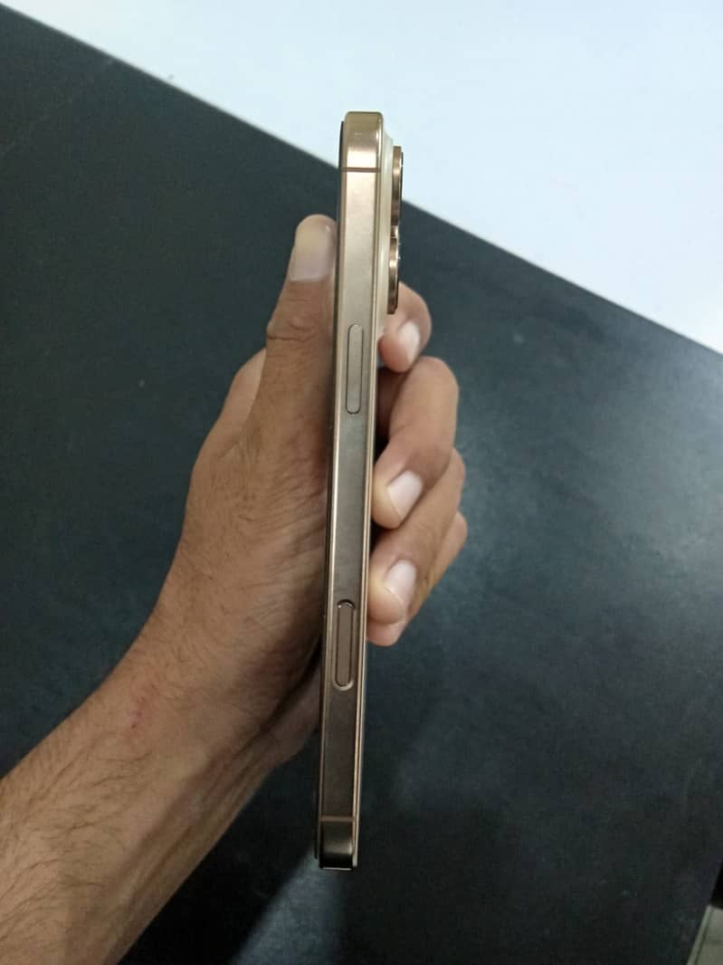 Apple iPhone 16 Pro Max 4