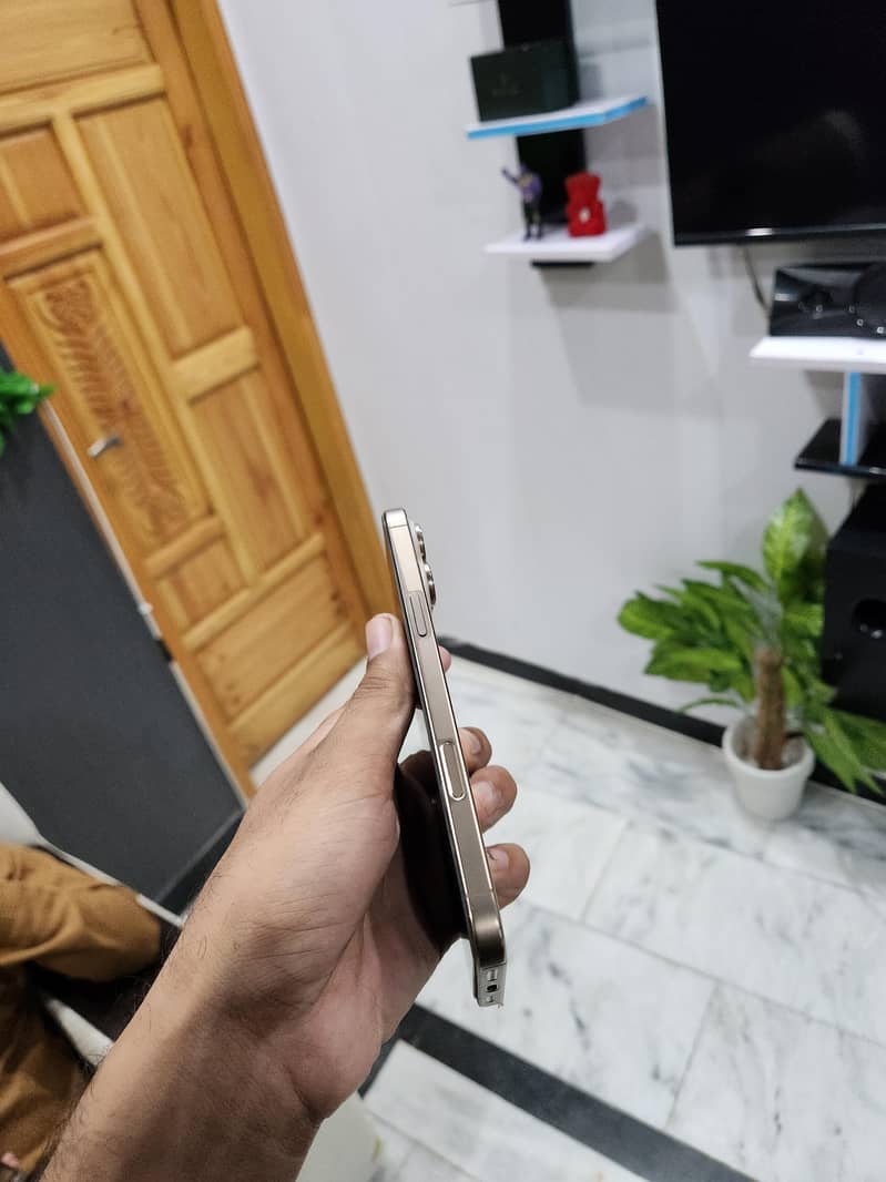 Apple iPhone 16 Pro Max 4