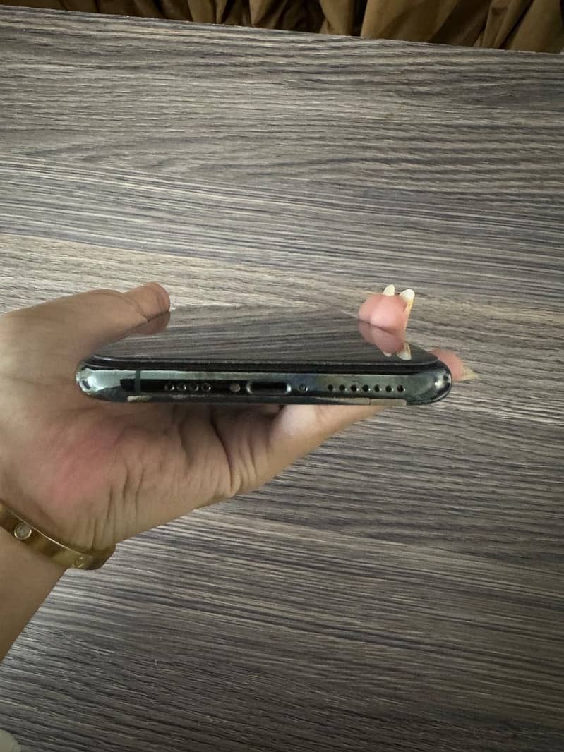 Apple iPhone 11 Pro Max 4