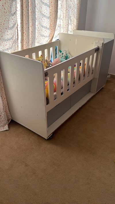 White color baby cot