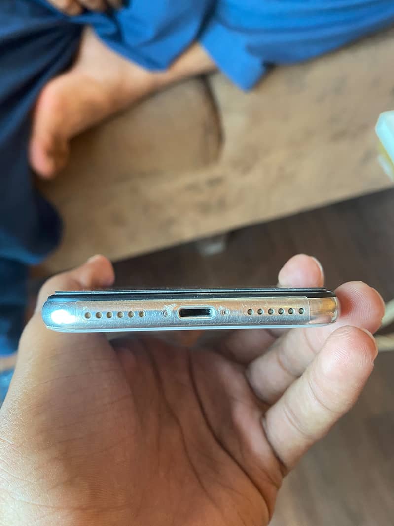 Apple iPhone X 4