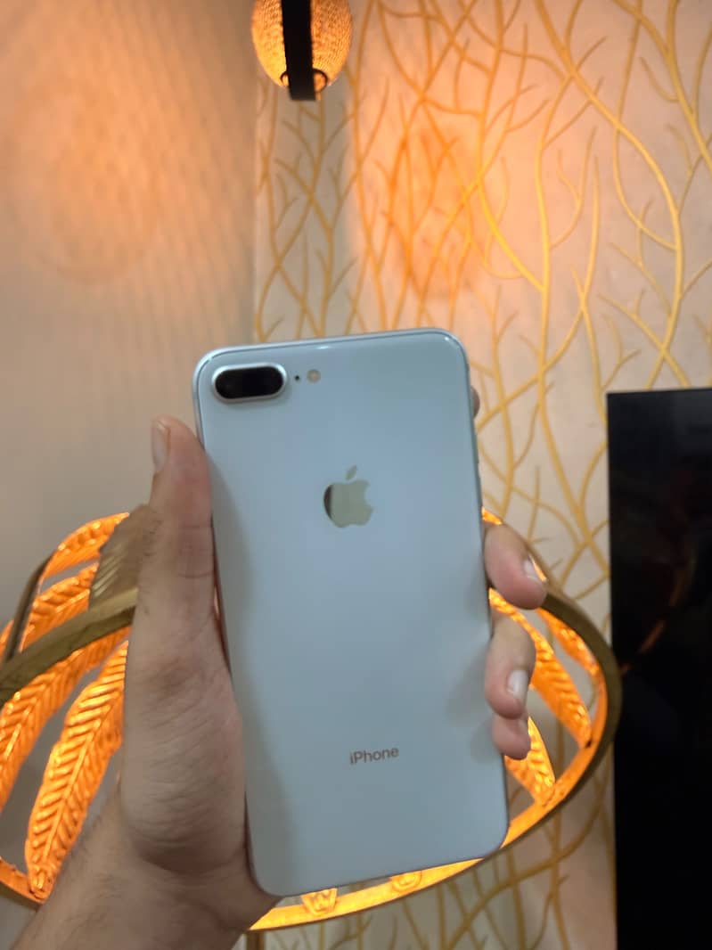 Apple iPhone 8 Plus 1