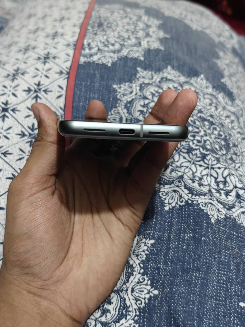 Google Pixel 8 4