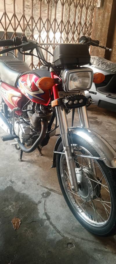 HONDA CG 125 brand new conition. 23900 km driven