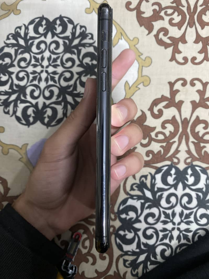 Apple iPhone 11 Pro Max 4