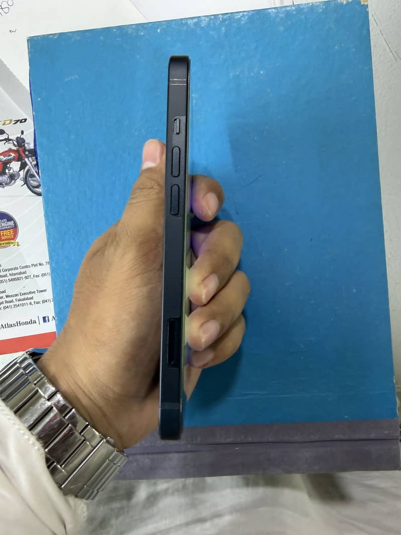 Apple iPhone 13 8