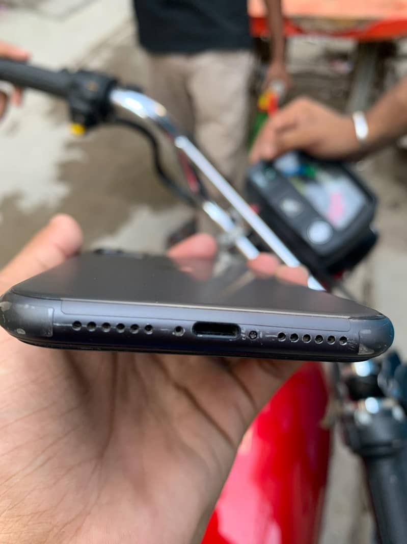 Apple iPhone 11 3