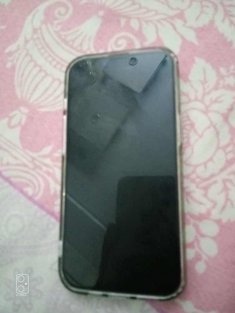Apple iPhone 16e 3