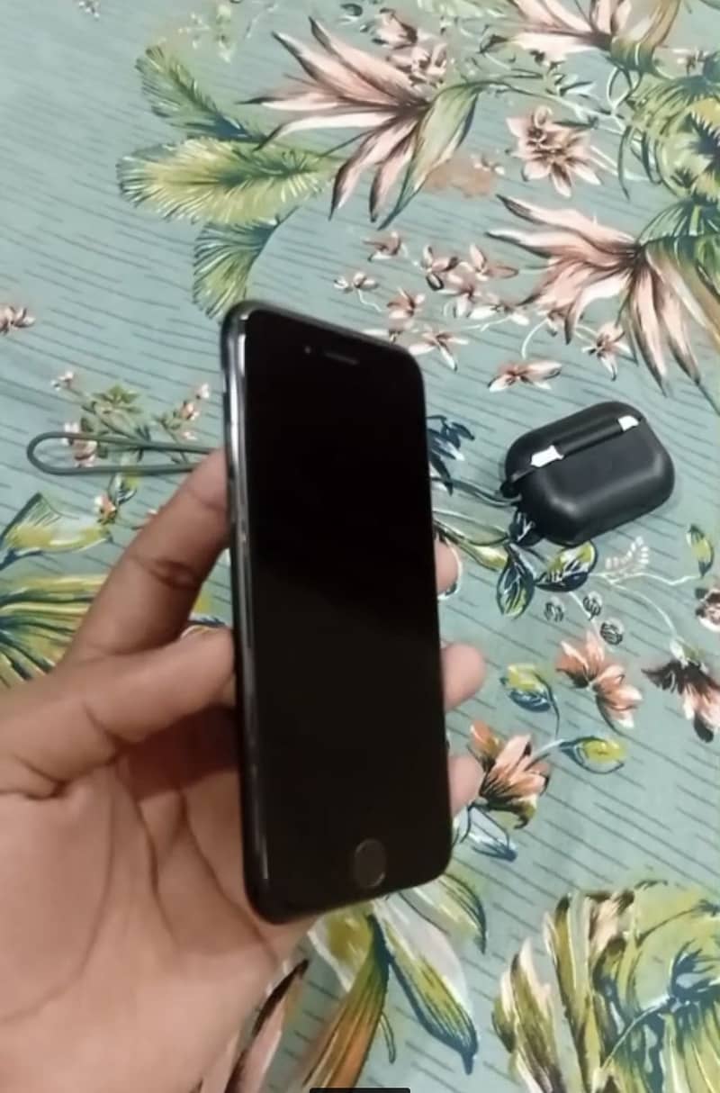 Apple iPhone 7 0