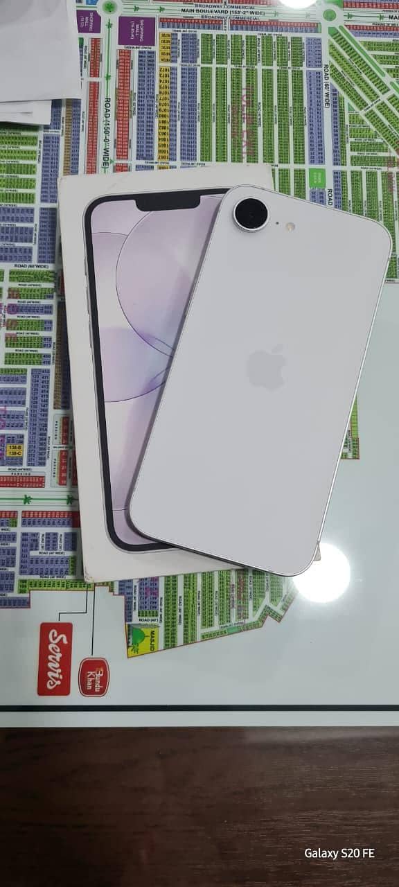 Apple iPhone 17e 1