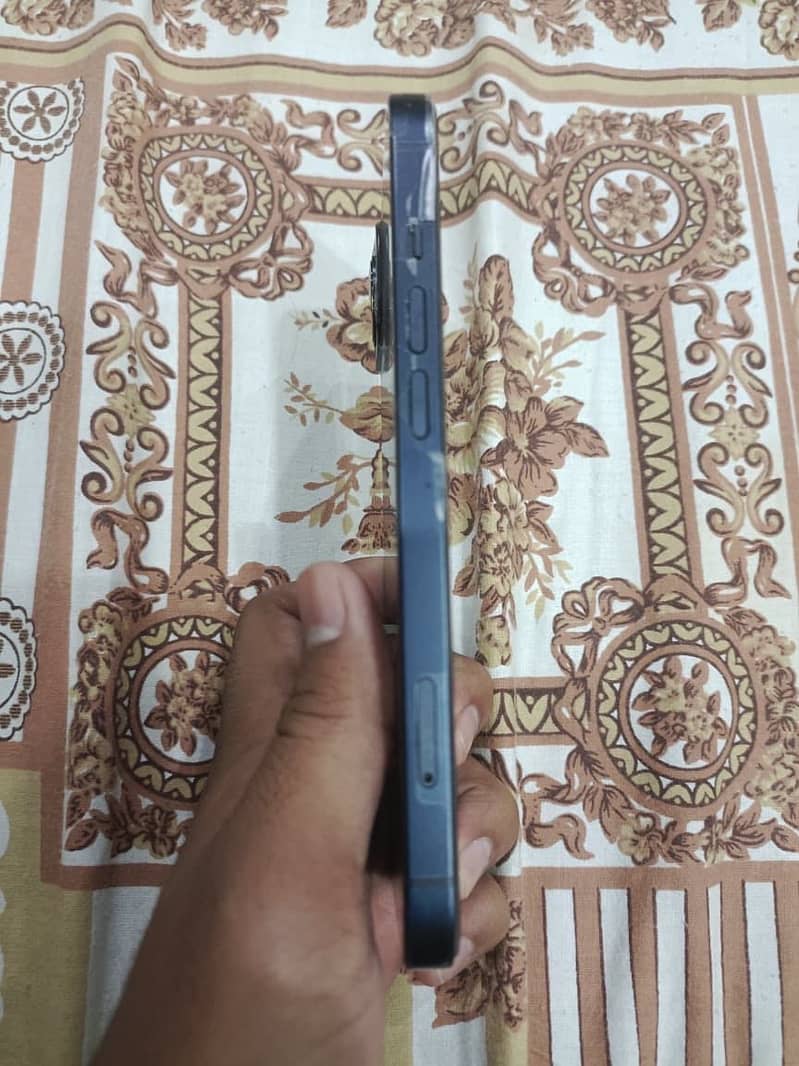 Apple iPhone 13 read discription 2